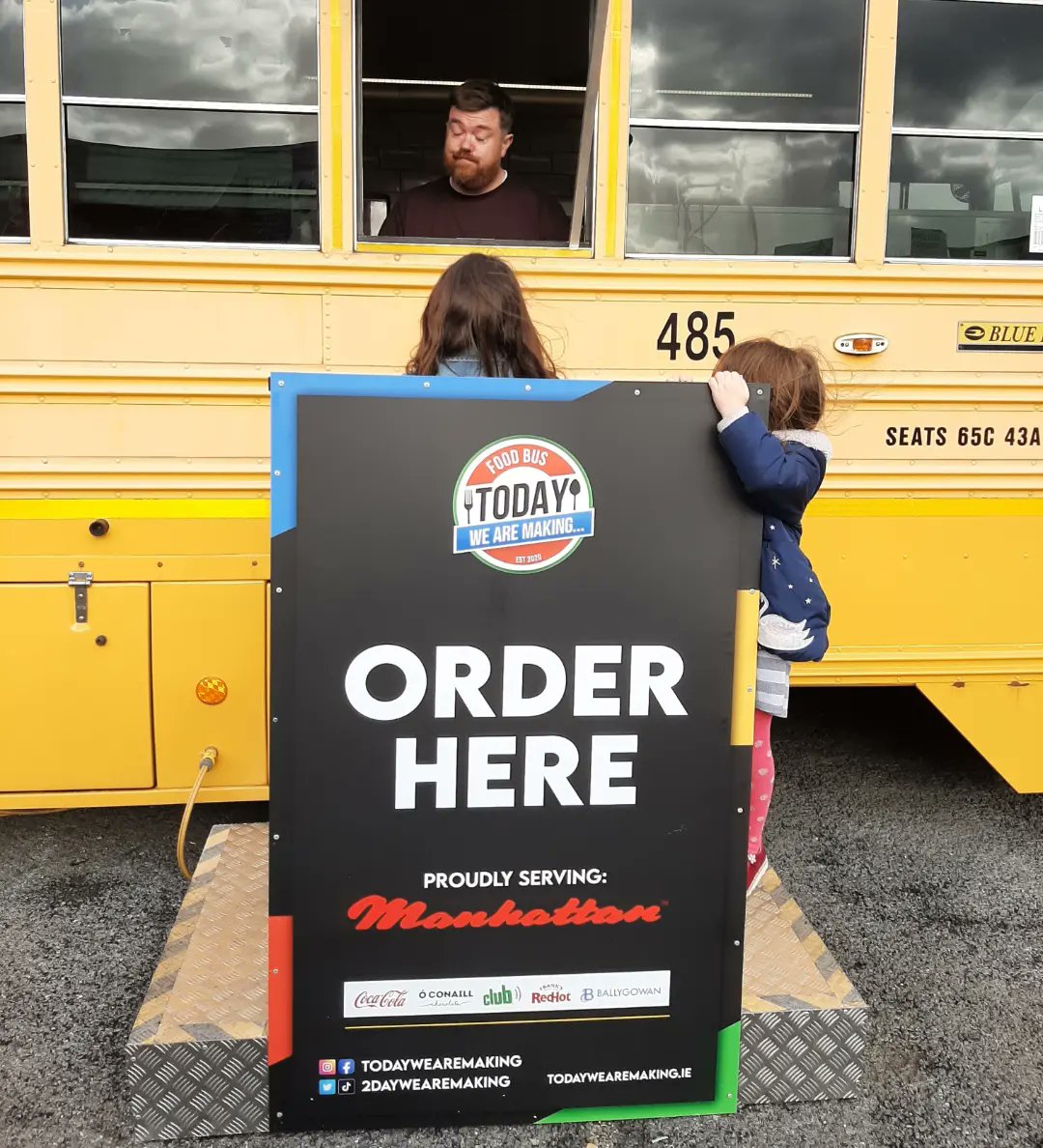 CatHaloMovies's tweet photo. Family lunch at the @2dayWeAreMaking Food Bus. Not only is the food great, but the service is brilliant. VERY family friendly. #FoodBus #D17EC58 https://t.co/zZ1t0rB2i2