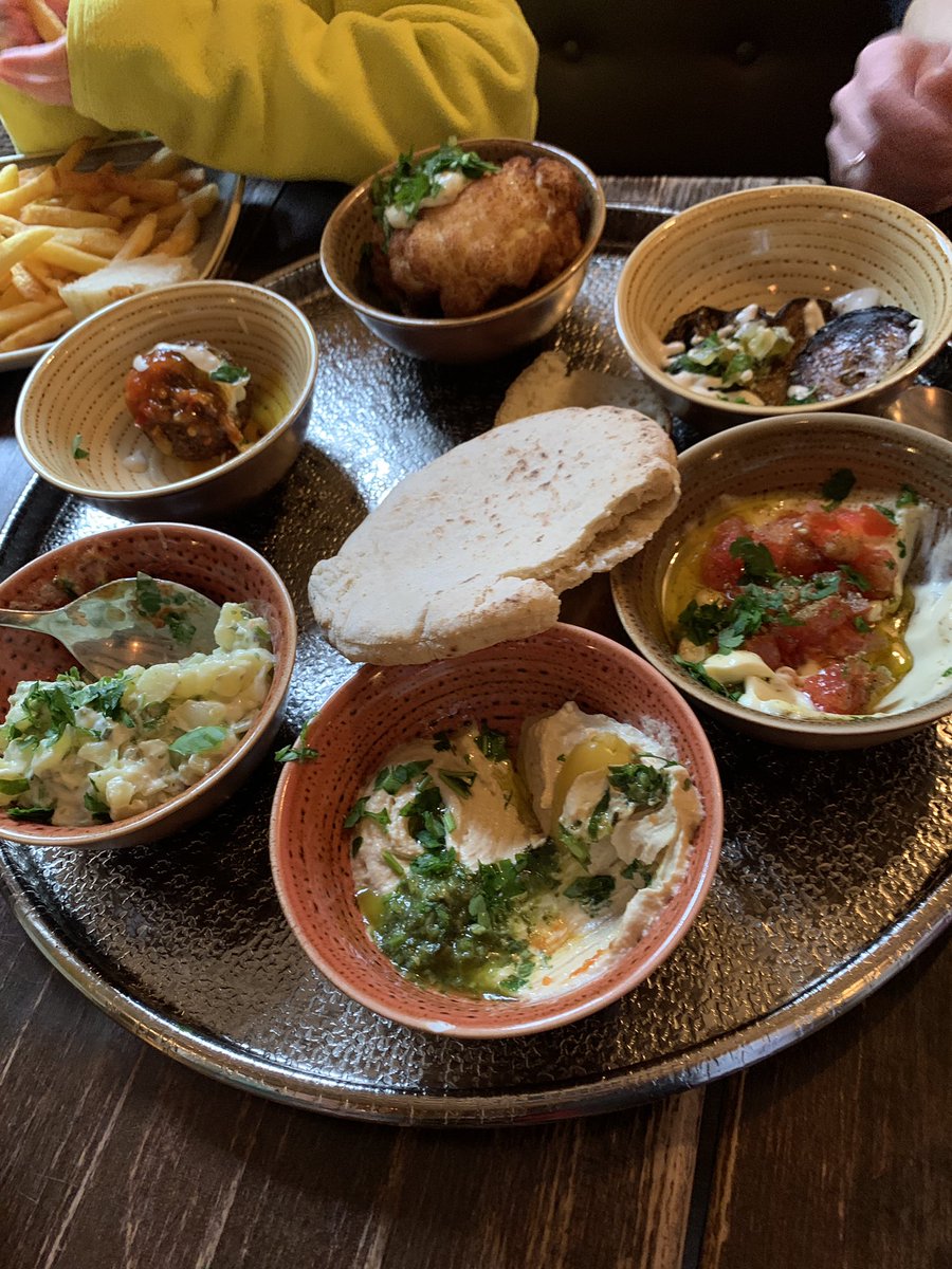 TobiasHbner9's tweet image. Leichte israelische Vorspeisen-Platte im #kulialma in Frankfurt