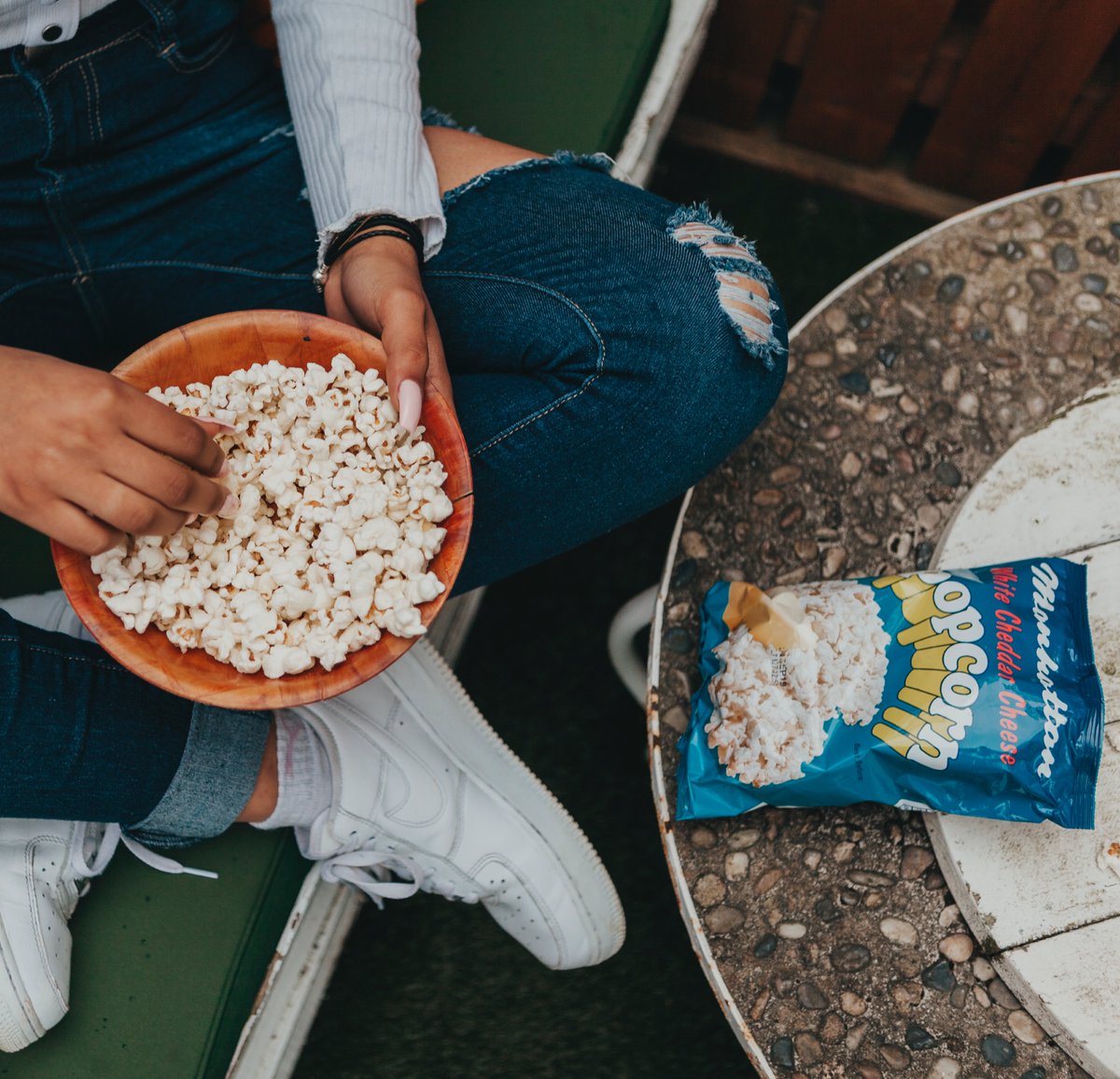 Manhattan_ie's tweet photo. 🍿🍿POPCORN FACT 🍿 🍿
Did you know? At the center of each kernel, there is a little bit of water, which expands when heated and causes the kernel to explode!! 🤯
#popcorn #manhattan #popcornfact #movienightsnacks #homemadepopcorn #kernels https://t.co/4hDLixclsT