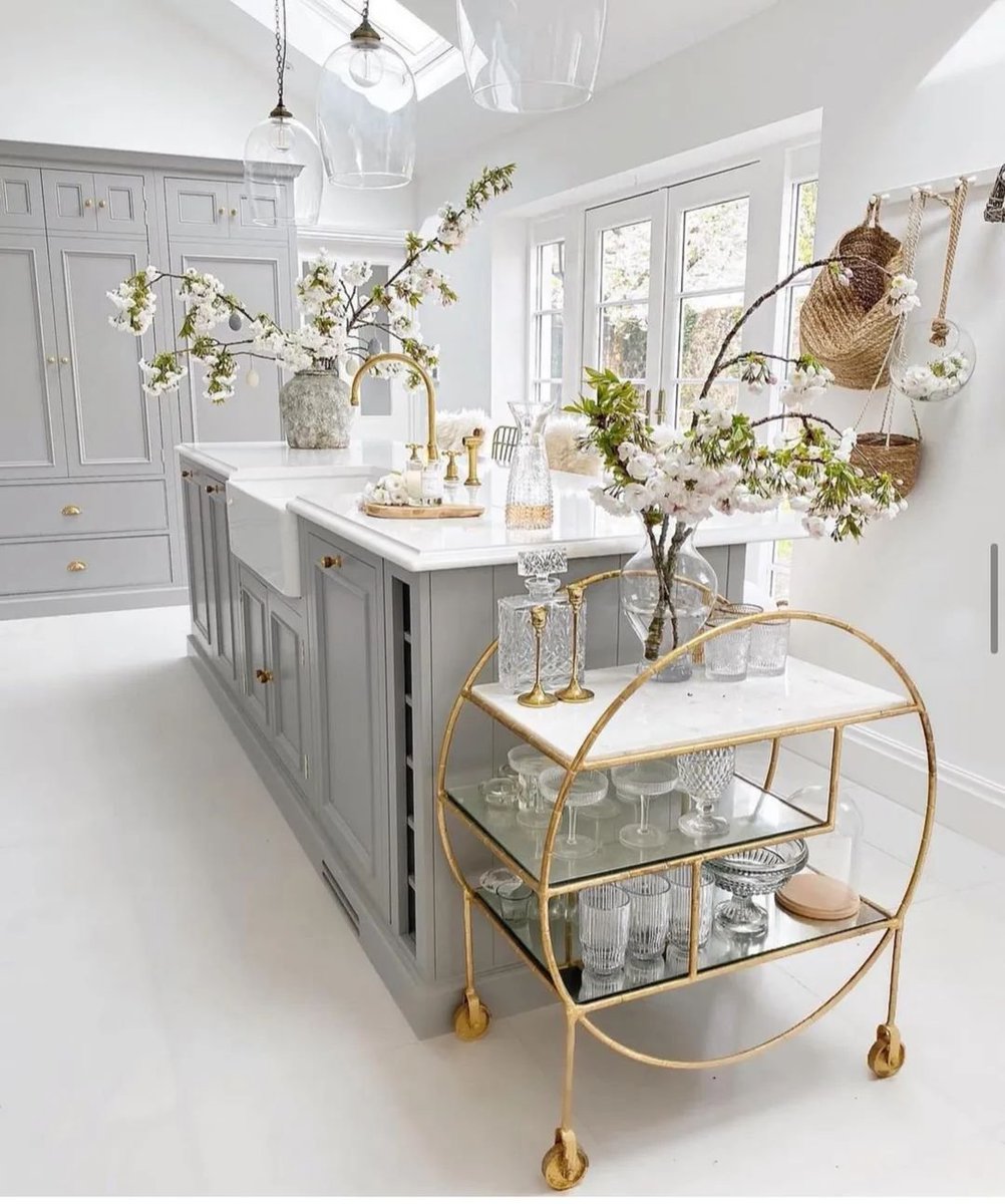 What a beautiful kitchen design... . #glamhome #modenhouse #glamhomedecor #modernfarmhouse #nftartist #nft #reelsinstagram #nftartist #nft #reelstoreels #reelsteady #renovación #lovefordesigns #kitchendesign