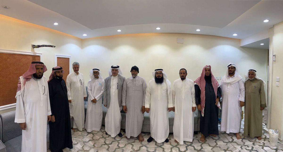 في ليله سبتيه شتويه مكيه وفائيه زملاء المعهد العلمي في المندق قبل ٤٠ سنه  في لقاء هم الشهري
لقاء المحبه والوفاء وتذكر السنين الخوالي
 في مكه المكرمه
 وفي وطن العز والشموخ
 في ظل حكومتنا الرشيده اعزها الله وادامها ونصرها على اعداءها