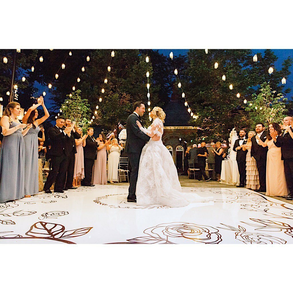 When you make the dance floor shine. @marykellyfry @willy_bee_ 
Planning, design, flowers @5thavenueweddings 
Photo <a href="/aliciaann_daw/">Alicia Daw</a> 
Video @barnberryproductions 
Venue @tavernonthegreen 
Dress @moniquelhuillierbride 
Tux @monsieurbrunold 
Invitations <a href="/sui/">𝚜𝚞𝚒</a>… instagr.am/p/CZUTUCbuyNw/