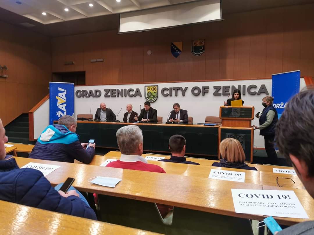 Drzava_'s tweet photo. Danas je održana prva javna tribina koalicije “Država!”, u Zenici.
Tema tribine bila je: “Kuda ide BiH?”
U razgovoru s građanima, poslana je poruka važnosti zajedničkog djelovanja zdravih snaga u ovom ključnom trenutku za državu, kao i stavljanje općeg interesa iznad ličnog. https://t.co/QFVju5G45p