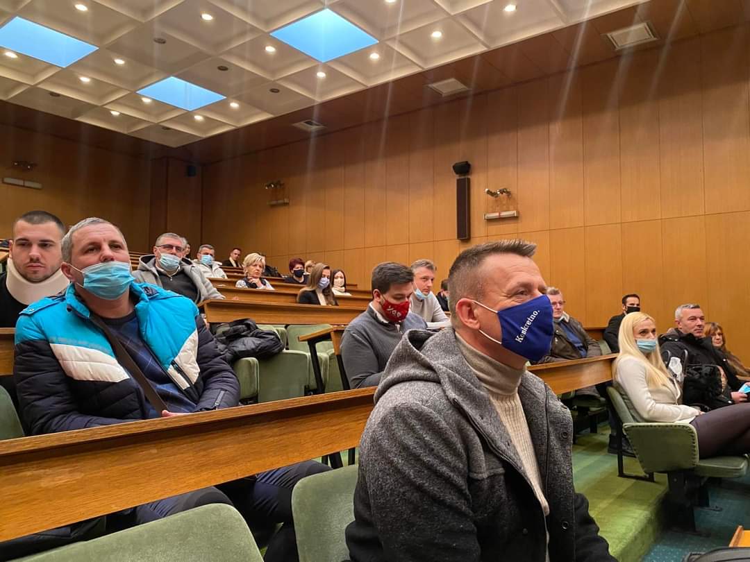 Drzava_'s tweet photo. Danas je održana prva javna tribina koalicije “Država!”, u Zenici.
Tema tribine bila je: “Kuda ide BiH?”
U razgovoru s građanima, poslana je poruka važnosti zajedničkog djelovanja zdravih snaga u ovom ključnom trenutku za državu, kao i stavljanje općeg interesa iznad ličnog. https://t.co/QFVju5G45p