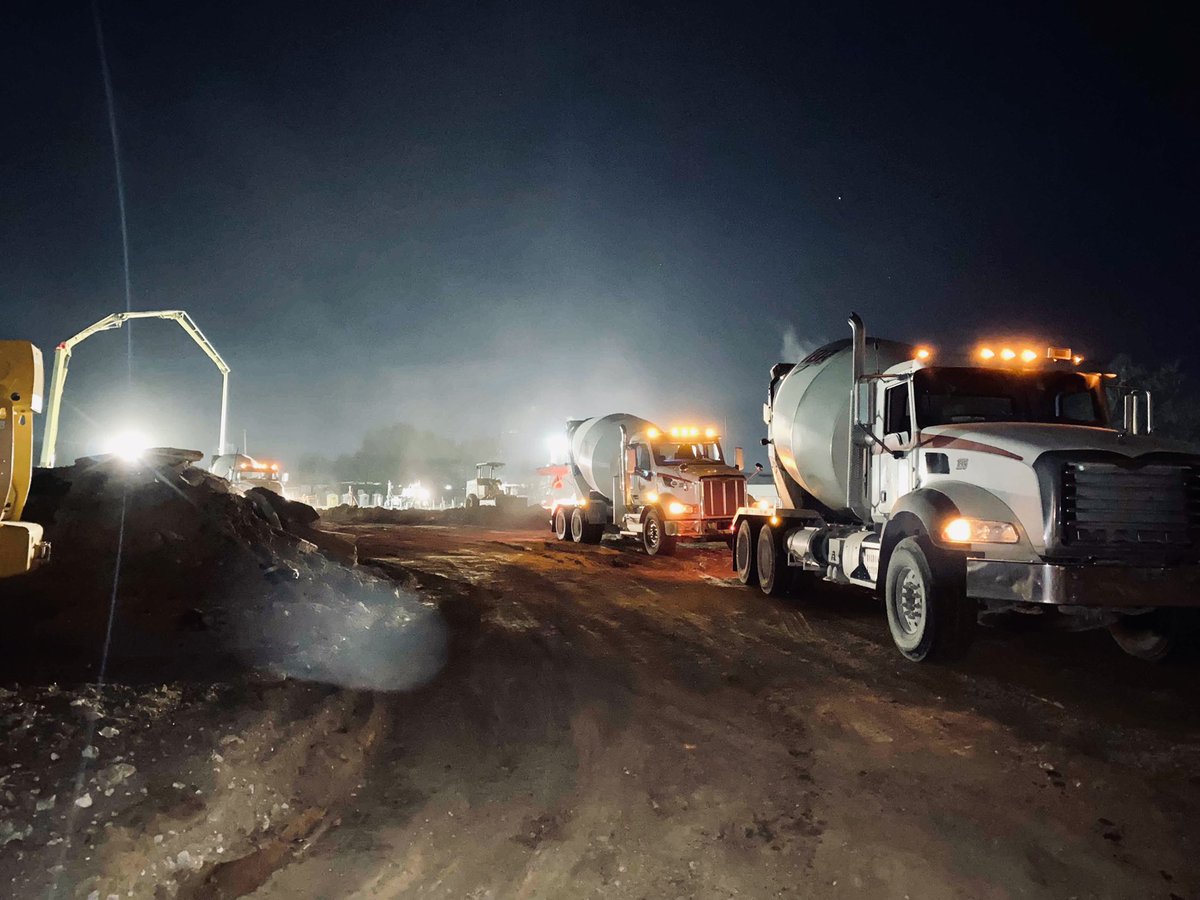 RatliffGroup's tweet photo. Early concrete pour on a crisp Saturday morning in Texas. Always a big day on a project. Photo by Ben Carter @TalleyRigginsGC https://t.co/kwKF57GqJ0