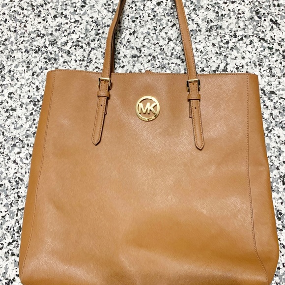 CandyMidvale's tweet image. So good I had to share! Check out all the items I'm loving on @Poshmarkapp #poshmark #fashion #style #shopmycloset #michaelkors: posh.mk/I7wkuXxqdnb