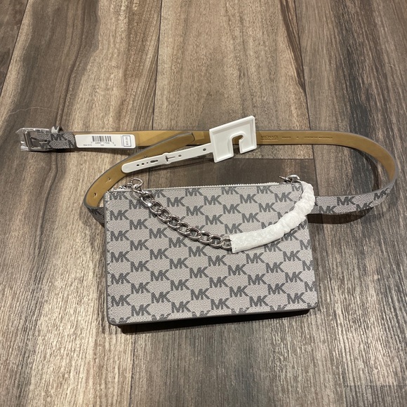 CandyMidvale's tweet image. So good I had to share! Check out all the items I'm loving on @Poshmarkapp #poshmark #fashion #style #shopmycloset #michaelkors: posh.mk/I7wkuXxqdnb