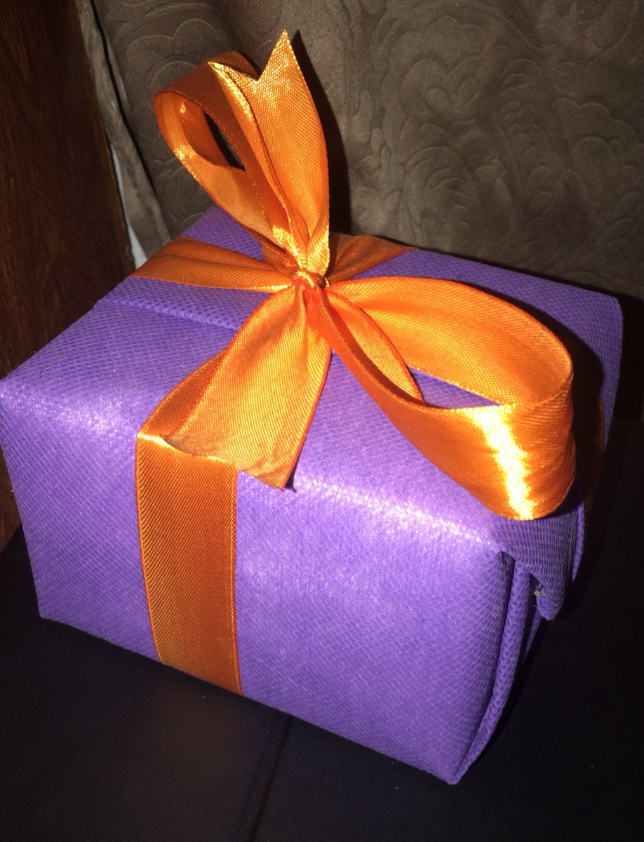 احمد قبل 6 شهور اعطاني هاذي الهدية وقالي ما افتحها الا في يوم ميلادي، لانه كان يعتقد انه بيكون مسافر في وقتها. بفتحها معاكم في البث لما يصير يوم ميلادي، ايش تتوقعو يكون فيها؟