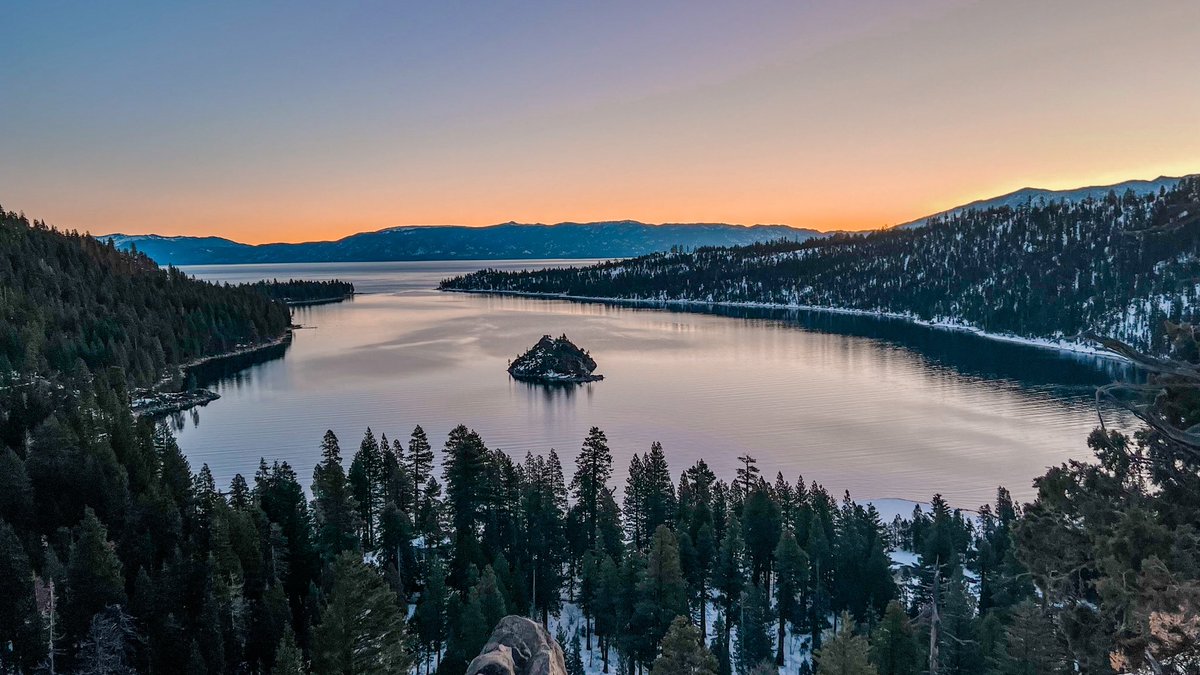 nev_in_color's tweet photo. Lake Tahoe as seen by my iPhone. https://t.co/gEJpNs3qgw