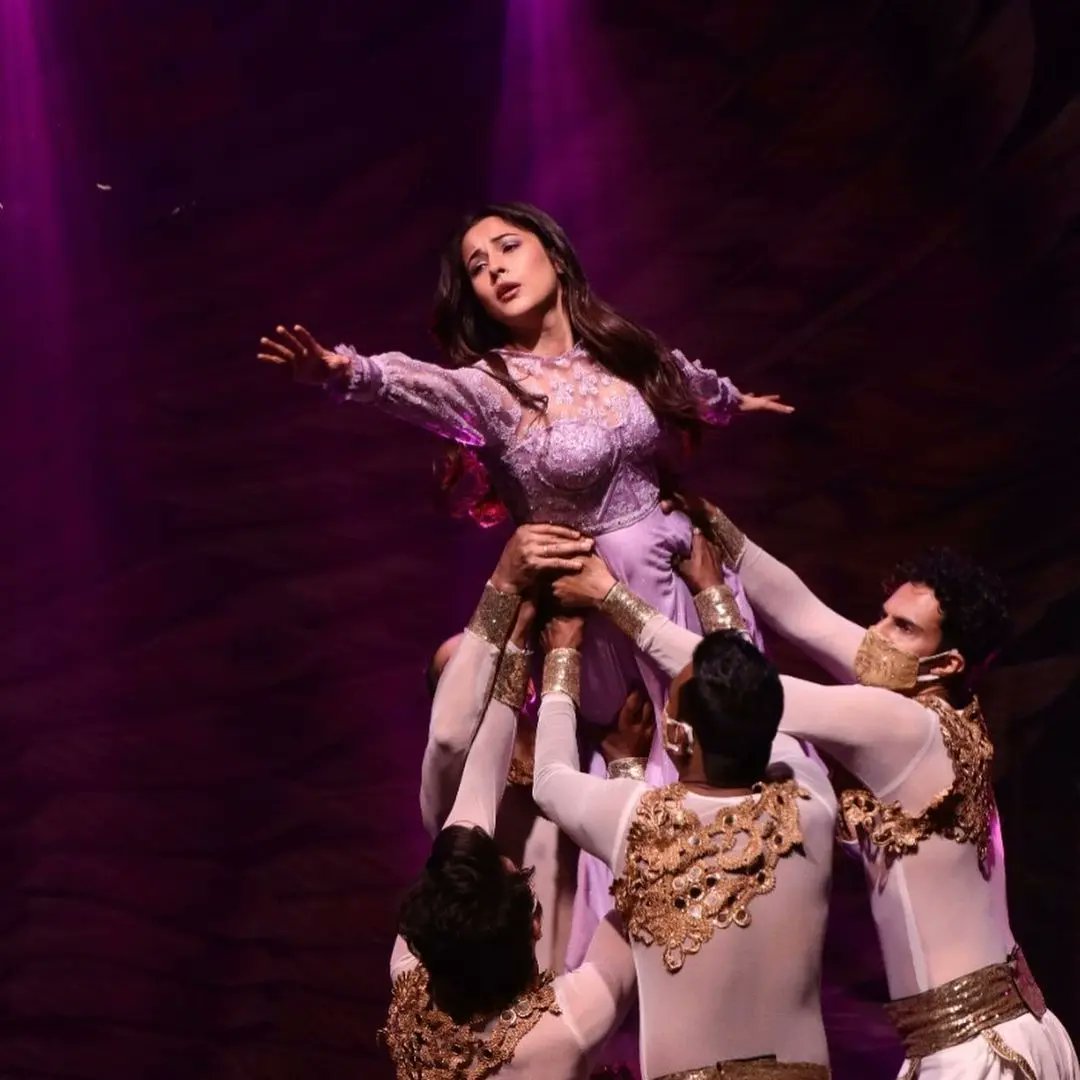 TellyDramaTv's tweet image. @shehnaazgill &apos;s heartwarming tribute to #sidhharthshukla on Bigg Boss finale will give you goosebumps 😌❤️

#shehnaazgill #sidhharthshukla #biggboss #biggbossgrandfinale #tellydramatv