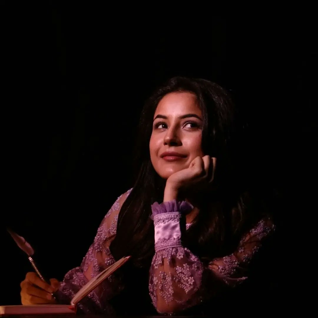 TellyDramaTv's tweet image. @shehnaazgill &apos;s heartwarming tribute to #sidhharthshukla on Bigg Boss finale will give you goosebumps 😌❤️

#shehnaazgill #sidhharthshukla #biggboss #biggbossgrandfinale #tellydramatv