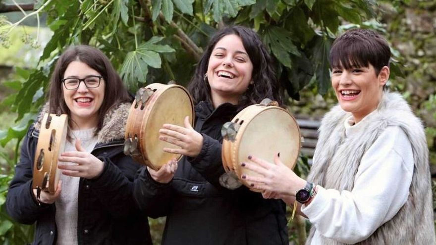 Na esquerda 3 cativas de Lugo cantando os reis coa pandeireta no ano 1967, Lugo. Na dereita 3 rapazas no 2022 facendo historia

Grazas ás primeiras hoxe podemos desfrutar das segundas quen con #Terra homenaxean ás primeiras

#benidormfest #Tanxugueiras
#TanxugueirasAEurovision