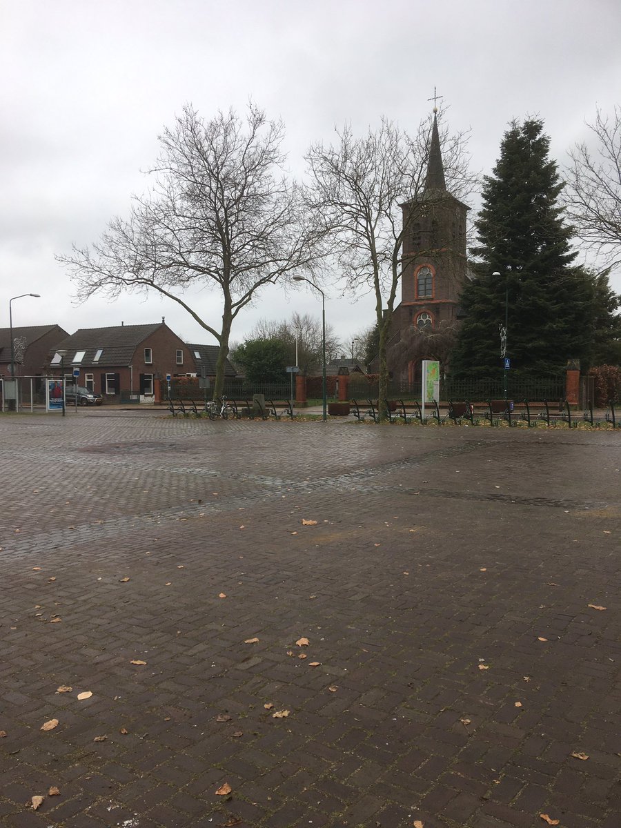 Een dergelijk plein in het centrum van een kleine kern in ons #Cranendonck verdient een grondige aanpak. Een uitdaging met medezeggenschap van de inwoners. <a href="/ECranendonck/">ELAN-Cranendonck</a> gaat ervoor.#Soerendonk heeft het. Een onaantrekkelijk centrumplein. Dit moet veranderen voor uiterlijk 2025.