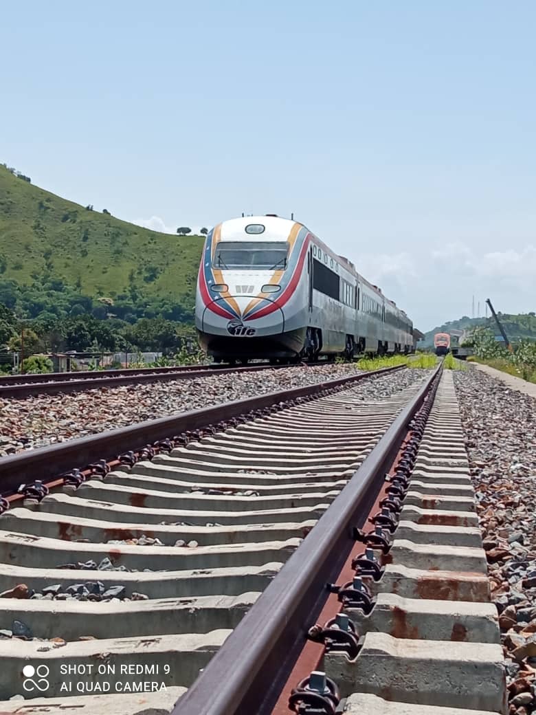 Felicitaciones a la clase trabajadora del Instituto de Ferrocarriles del Estado por su 76 aniversario... Instituto que gracias al Plan Nacional Ferroviario del Comandante Chávez, pudo renacer, cual ave fénix, de entre los escombros de una 4ta República que busco su desaparición.