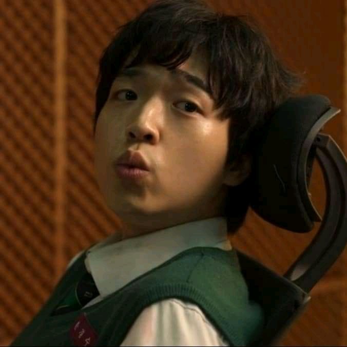 LayAttp's tweet photo. Cry all you want but gyeong-su is a best boy!😭

#AllOfUsAreDead #AllOfUsAreDeadEp4 https://t.co/RN07ecnDSh