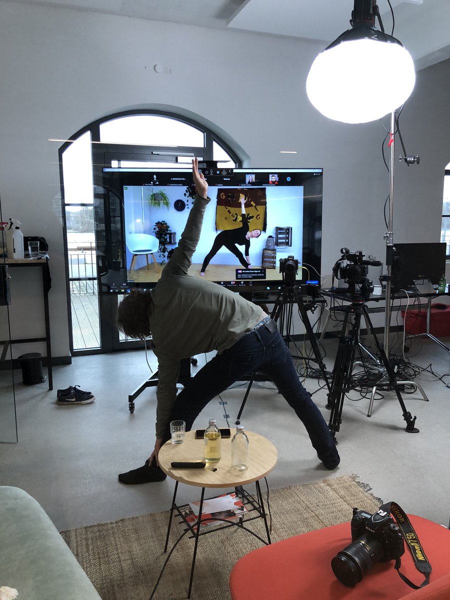innoculturecamp's tweet photo. @_iKet rockt gerade die #Yoga Session … und das Team macht mit! 🤸🏼‍♂️🤸🏻

#i2c #i2c22 https://t.co/5kpxeIXlLr