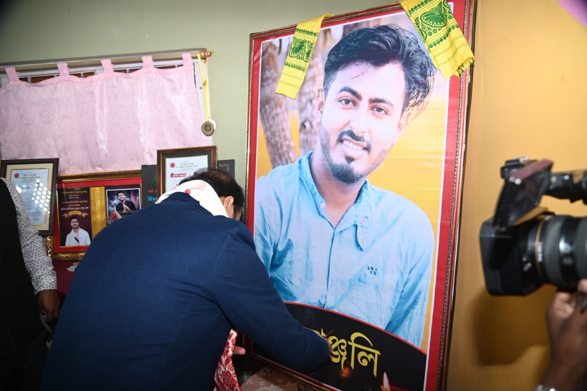 himantabiswa's tweet photo. Met parents of ex-AASU leader of Jorhat, Animesh Bhuyan, whose unfortunate death had pained all of us.
Offered my deep condolences &amp; handed them a cheque of ₹5 lakh as a token.
Police have framed charges against the accused &amp; steps will be taken for fast-track trial of the case. https://t.co/jxDFTSmolp