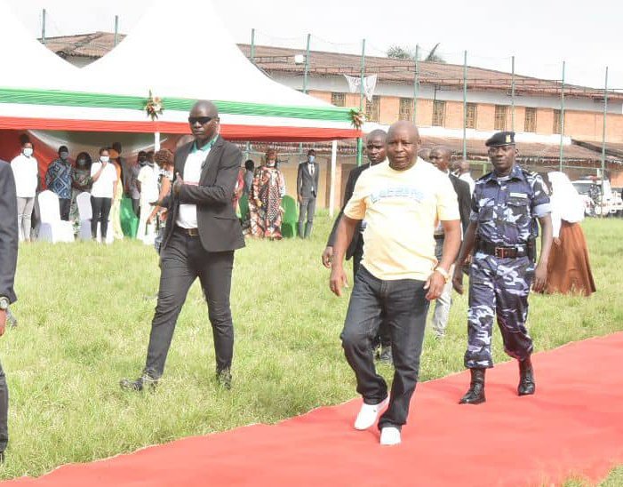 RTNBurundi's tweet photo. Le chef de l'État @GeneralNeva arrive au Centre Jeunes Kamenge, en @MairieBuja, pour animer une séance de moralisation l'endroit des jeunes. Les échanges vont porter sur l'entrepreneuriat des jeunes. https://t.co/tiNoZVuyIK