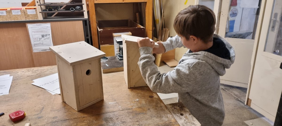 Der Frühling kann kommen ;) Unser Junior Maker hat wieder zwei Nistkästen gebaut. Den Zuschnitt machte er mit der Japansäge und Stichsäge. Der gesamte Feinschliff erfolgte per Hand ;)
.
#makeraustria #DIY #makersgonnamake #makersmovement #makers #makerspace