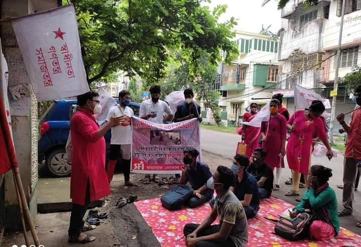 MayukhDuke's tweet image. When Byju &amp;amp; Google Meet are not the alternatives, streets-fields become the classrooms. 

SFI is organising alternative classrooms in different corners of West Bengal demanding reopen of the campuses. 
#ReOpenCampus #ReOpenSafely