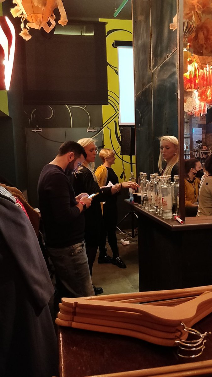 Laura preparada entre bambalinas para hacer sonar la campana...nos da mucha pena, porque nos está encantando... Si queréis escucharla más...ESCUCHAD SU PODCAST
#barcelonawow2022