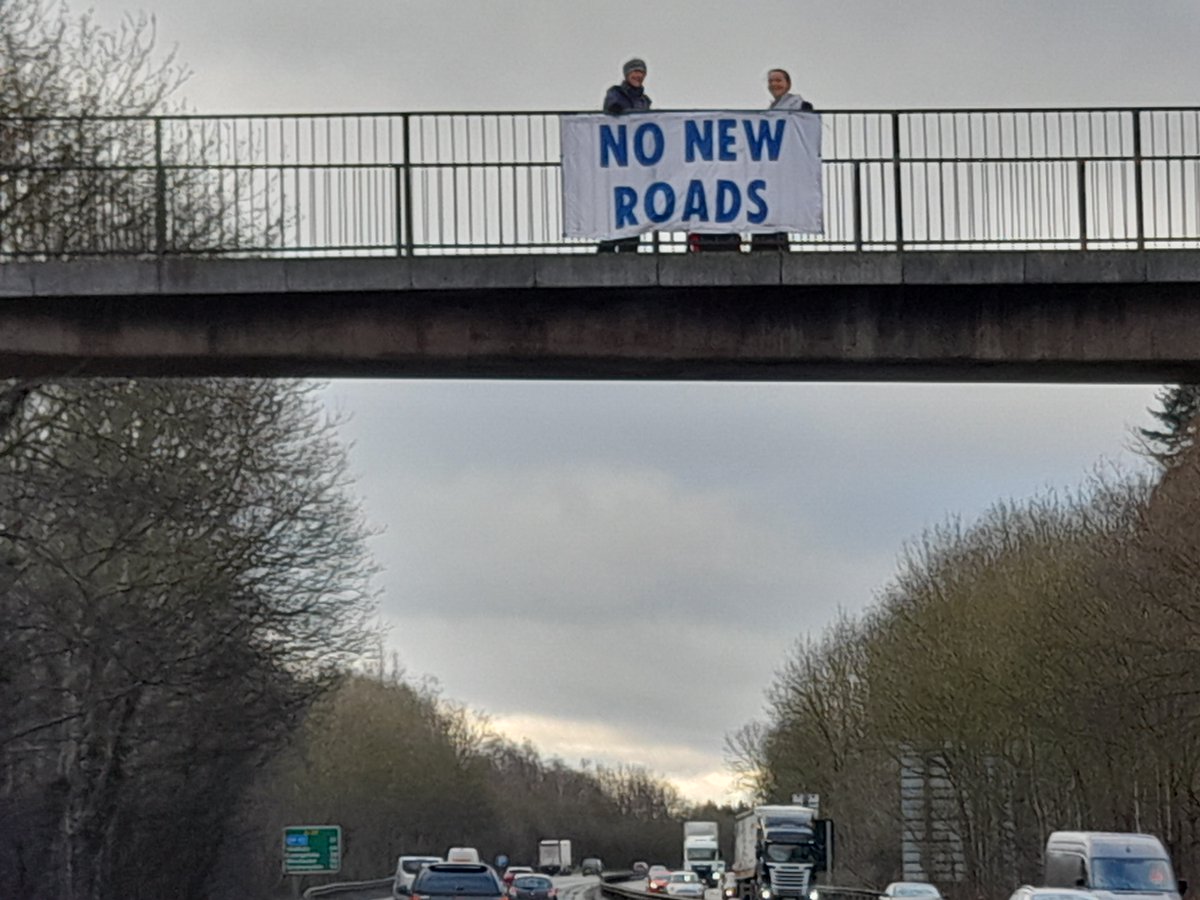 If we cut car use by 50% we would
* meet our carbon reduction targets for 2030
* reduce the cost to the NHS of air pollution-related illness
* reduce the number of children getting asthma
#NoNewRoads #StopRIS2 #ExtinctionRebellion