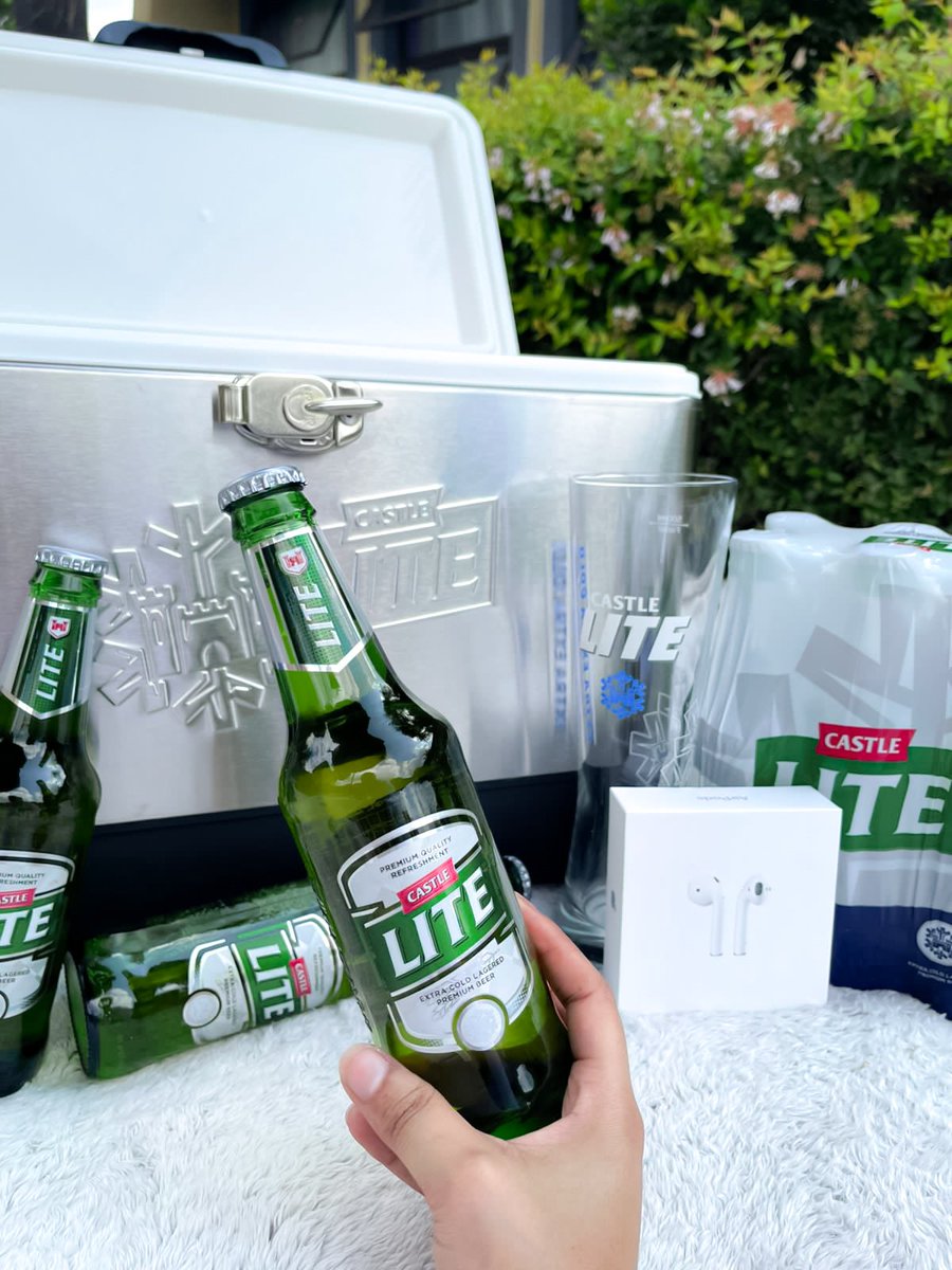 nandii_m's tweet photo. new year, new look for @castlelitesa 
Hitting refresh with a whole new packaging &amp; I got to unbox it! New look, same refreshing taste
Show me how you're refreshing for 2022 😁🍻 
#HitRefresh #CastleLite https://t.co/896MZPlTfM