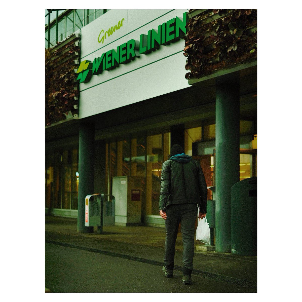 #redlights #wien #Starbucks #wienerlinien #polizei #schwedenplatz #streetphotography #urbanphotography #McDonalds #COVID19 #photography #light