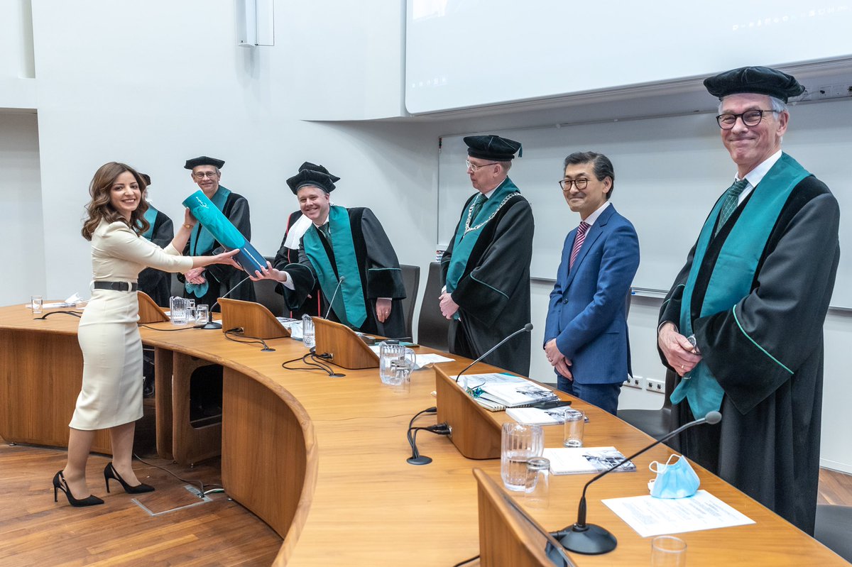 AtrafiFlorence's tweet photo. On 26th of January 2022 I defended my thesis entitled “Improving The Clinical Development of (Novel) Anticancer drugs” @ErasmusOncology 

What an honor to stand there. 

It was truly an unforgettable day 😍

Many thanks to my promotor Ron Mathijssen and copromotor @MartijnLolkema https://t.co/zlg3uHfwgD