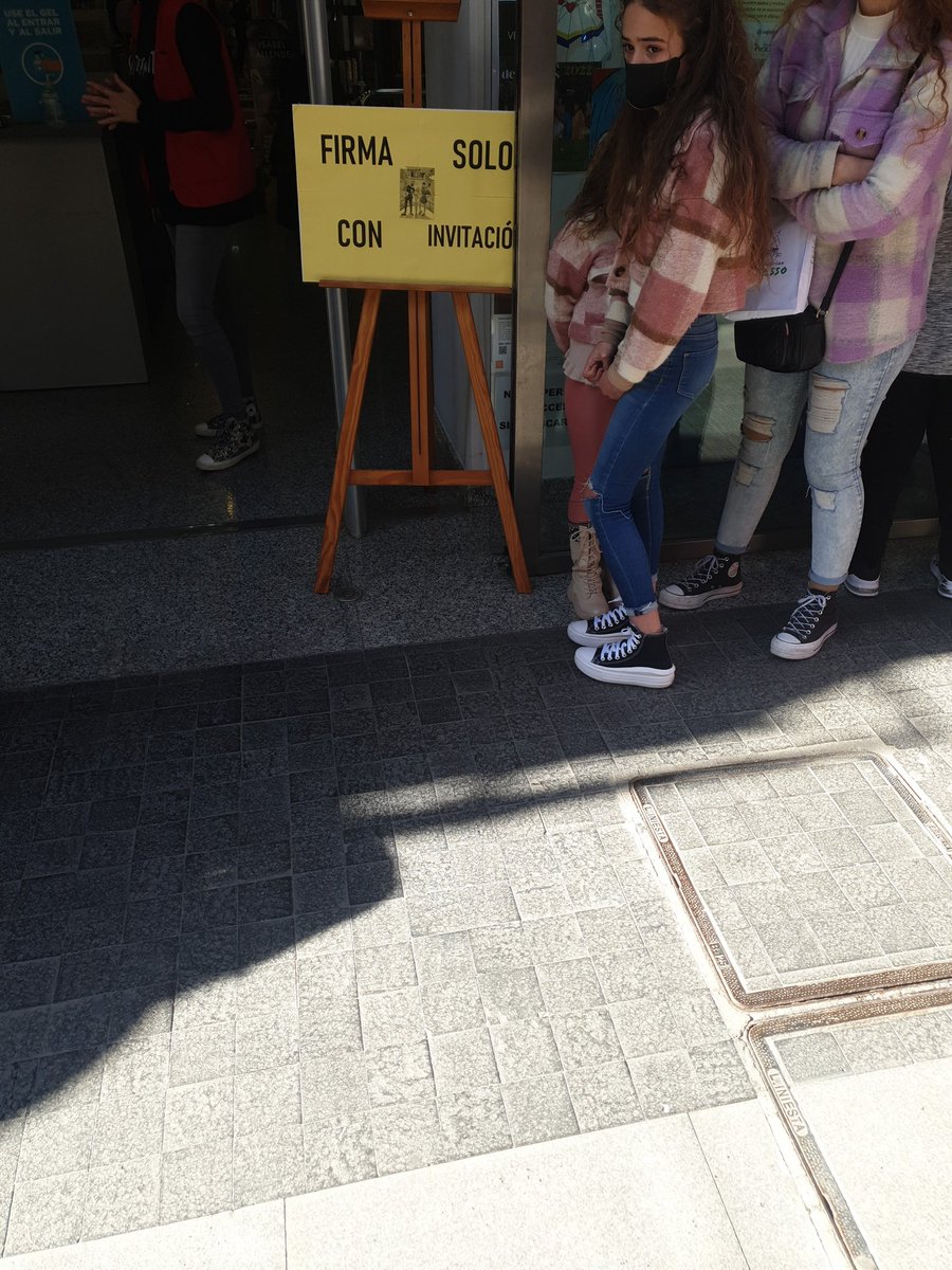 hhkaos's tweet photo. Cómo cambian los tiempos!! 😁. Mirad la cola para la firma de libros de una joven influencer de 14a��os en @LibreriaPicasso en #Almeria #elmundodeindy https://t.co/yzgZKEDHwt