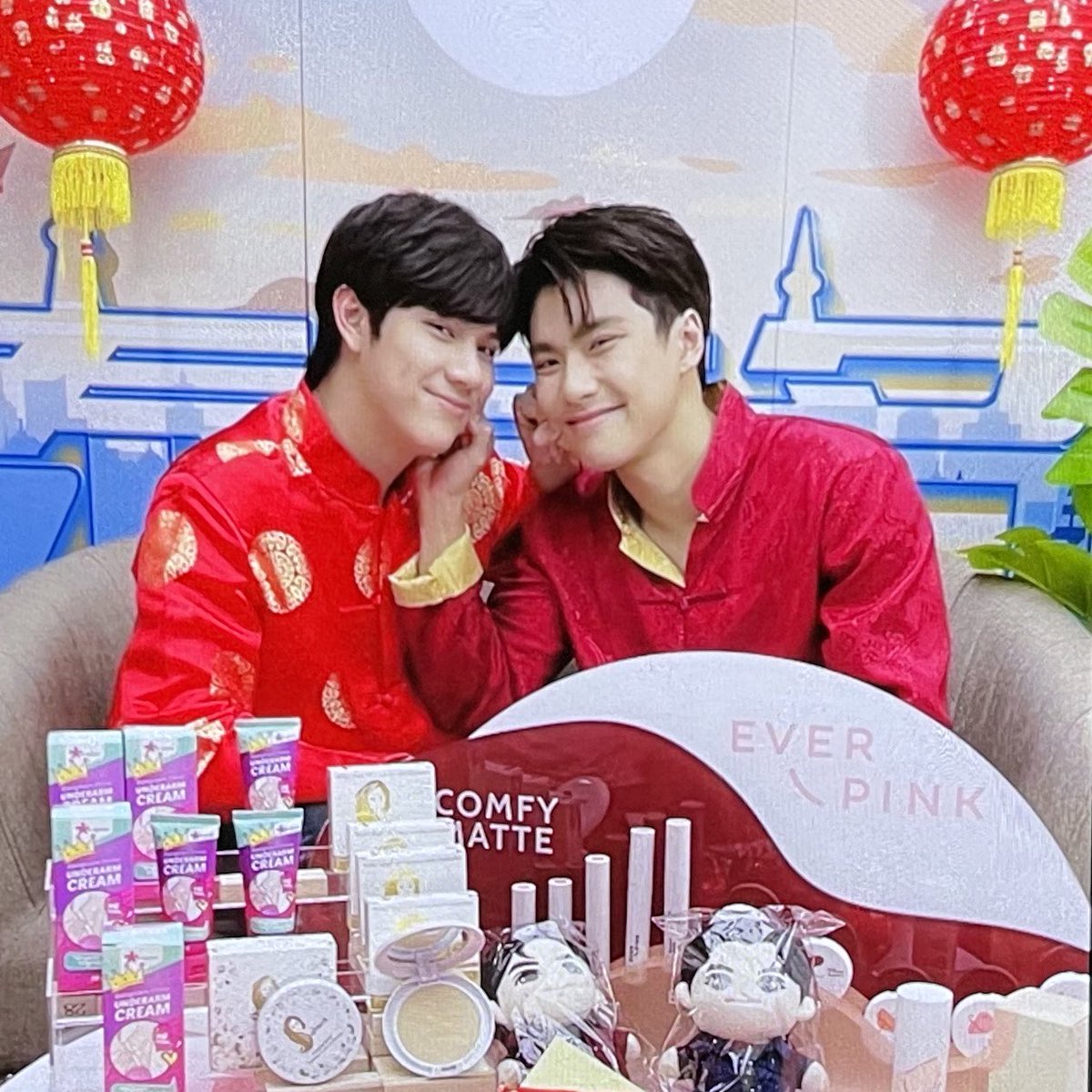 tingnanon's tweet photo. หยิกแก้มกันให้แฟนคลับแคปหน้าจอ 
#TFMxOhmNanon https://t.co/mGvnLqhEMo
