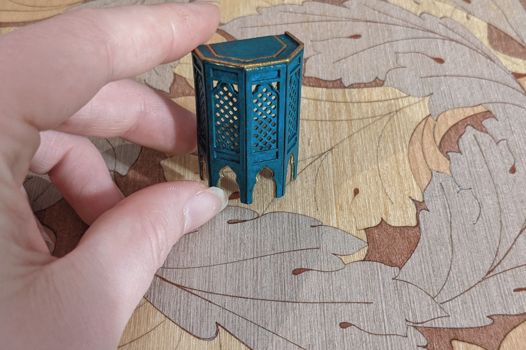 I made a teeny tiny table. :3 Laser cutters are the best. 😍 https://t.co/RHLzaIRXhx