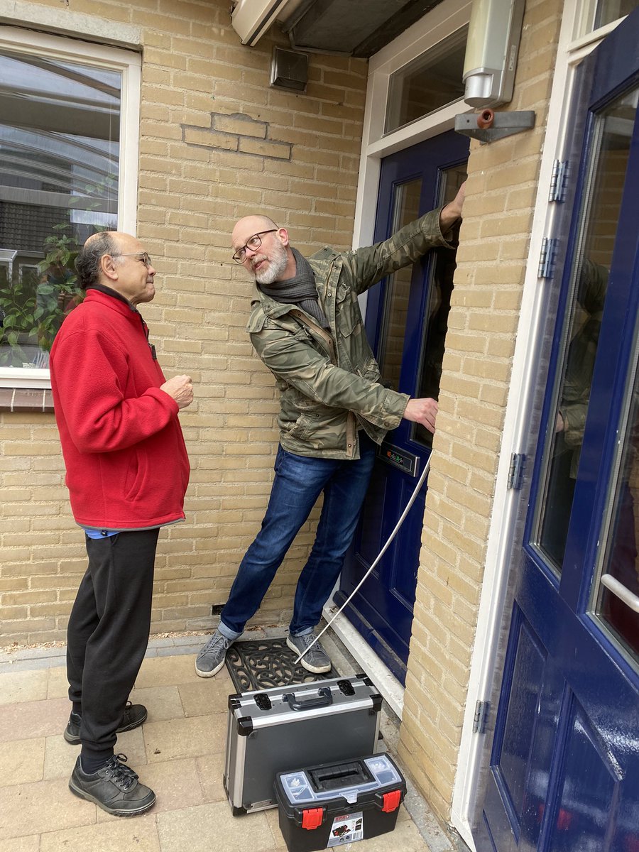 Mijn zaterdag staat in teken van groen-doen: onder vlag van <a href="/GroeneZuiden/">Het Groene Zuiden</a> deelden we in 4 straten in Zwolle-Zuid gratis isolatiemateriaal uit op warme buren ontmoetingen. Gezelligheid en duurzaamheid met koffie, koek, live muziek en advies van <a href="/OHeinen/">Olivia Heinen</a> hoe je het aanbrengt.