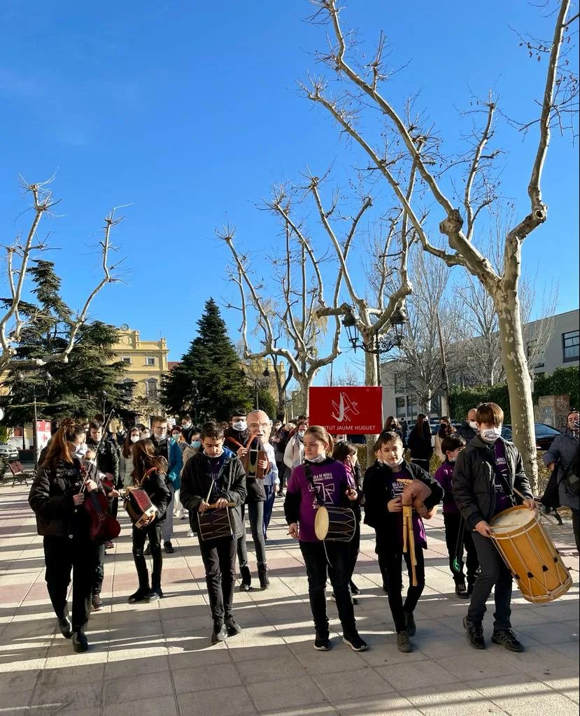 InsJaumeHuguet's tweet photo. 🕯️💙 Cercavila escolar de les #DecennalsValls 2021+1. Aquest matí, alumnes i professors, acompanyats per músics de l'Aula de música tradicional i popular del #Tecler de Tarragona, hem acompanyat el nan del centre, Josep Maria Tost... #DecennalsValls
➡️https://t.co/gshpZSAU6i https://t.co/xjpefsxz9D