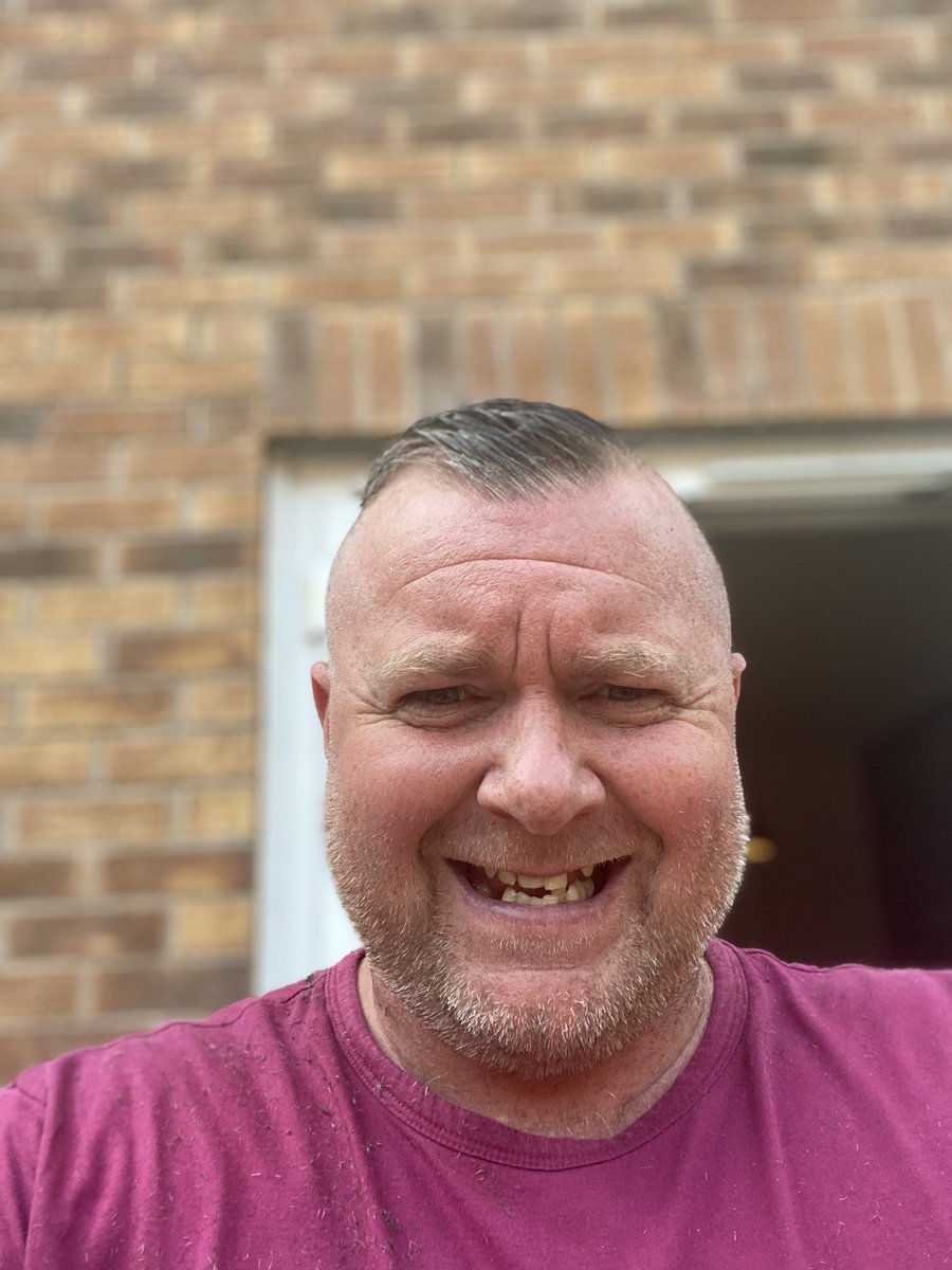 biggrayo's tweet photo. #lockdownone . Cutting my own hair and banging the weight on . Good times πΊ https://t.co/1cppEwYHOQ