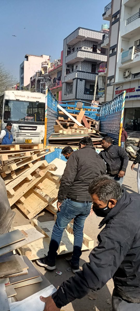 acsnzedmc's tweet photo. @avamekhidmat @DelhiPolice @LtGovDelhi @dc_snz_edmc @EDMCDELHI @GST_Council Action has been done on 29/1/22 with the help of local Police https://t.co/mcwglabelw