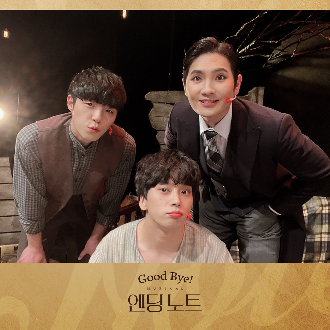 kontentz's tweet photo. [#엔딩노트] G o o d b y e👋

"네가 어디있든 달려갈 거야."
마지막 공연을 마친 정원 알피, 석진 에디, 대현 A의 굿바이 페어컷을 공개합니다. 함께해 주신 모든 분들께 감사드립니다. 
- 
뮤지컬 <엔딩 노트>
2021.11.9 - 2022.1.30 
대학로 자유극장 
-
#EndingNote #굿바이페어컷 https://t.co/Rai08OueVo
