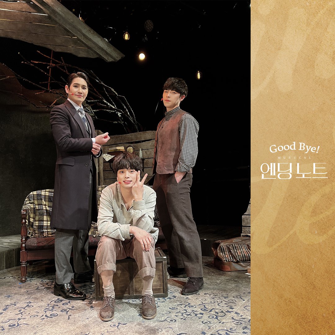 kontentz's tweet photo. [#엔딩노트] G o o d b y e👋

"네가 어디있든 달려갈 거야."
마지막 공연을 마친 정원 알피, 석진 에디, 대현 A의 굿바이 페어컷을 공개합니다. 함께해 주신 모든 분들께 감사드립니다. 
- 
뮤지컬 <엔딩 노트>
2021.11.9 - 2022.1.30 
대학로 자유극장 
-
#EndingNote #굿바이페어컷 https://t.co/Rai08OueVo