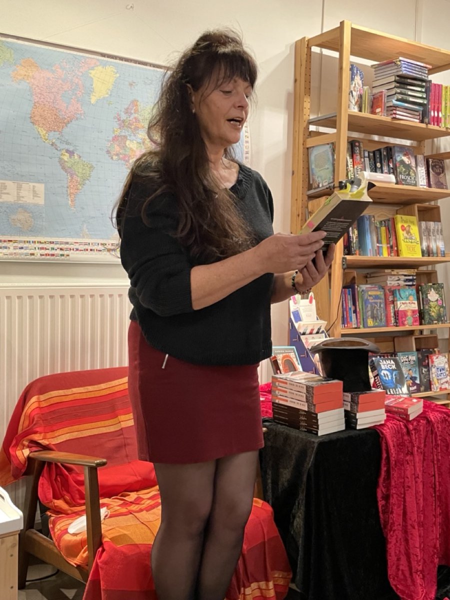 ChNeumeyer's tweet photo. Weils so schön war und so brav für das #WienerFrauenhaus gespendet wurde bei der #LadiesCrimeNight am 27.1.2022 bei @OrtnerBuecher mit #SabinaNaber, #EvaReichl, #KarinaPfolz und #JanaBeck (hat die Fotos gemacht) #MSchwestern @morderische #gegenGewaltanFrauen
#Benefiz https://t.co/CYMllZbhn8