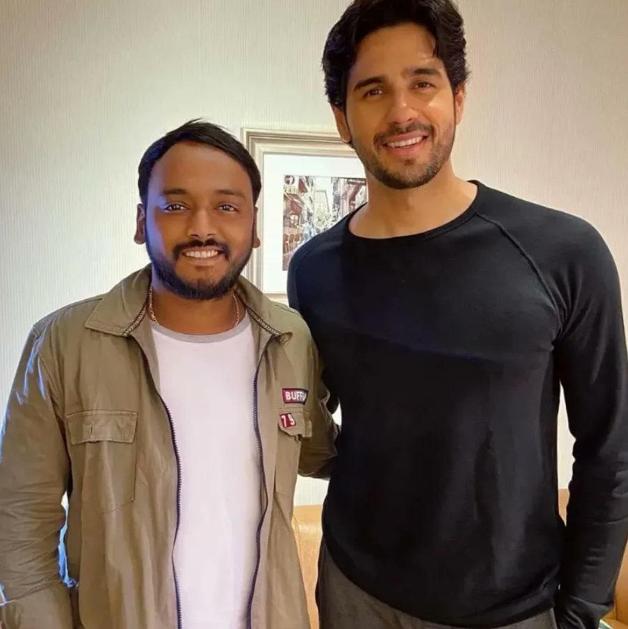 Sidmalhotra34fc's tweet photo. New pics😍✨- our cutest person @SidMalhotra  😍
. 
. 
#SidharthMalhotra #siddharth #sid #sidsquad #sidfit #sidhotalert https://t.co/iZKmhmY3Ya