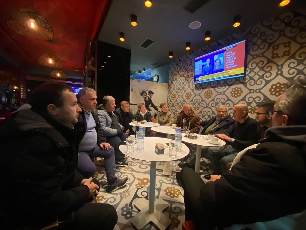 albana_vokshi's tweet photo. #pdkomisionirithemelimit
#PDDega7
Takim me grupin e punës dhe kontribuesit ndër vite në grupseksionin e Myslym Shyrit, dega 7 Tiranë.
Anëtarët u njohën me Udhëzimin për riorganizimin e cdo niveli strukture të degëve të PD. Nisi puna për rikonfirmimin e anëtarësisë së degës. https://t.co/YoEqfpOF7o