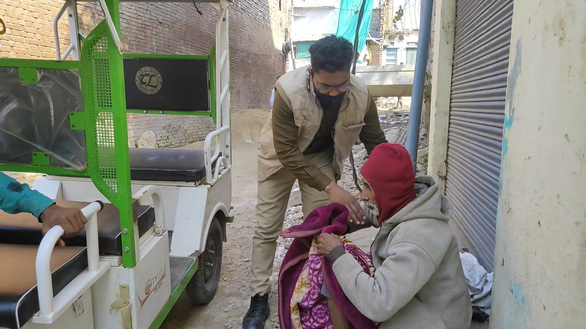 helping_upp's tweet photo. आपके सेवा के लिए सदैव तत्पर रहूंगा

ये सूरत से चले थे घर के लिए जो किसी भी कारण घर  नहीं पहुंच पाए 3 साल बाद घर पहुंचाए हम  👇👇video👇
@helping_upp https://t.co/Tezdp0IzoQ