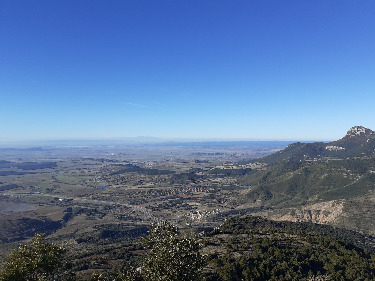 pezico1's tweet photo. Paseo matutino por la #SierradeGuara , vista desde el Tiacuto, y almendros en flor! https://t.co/XSbFxsP0rp