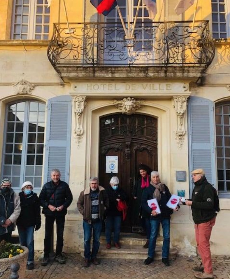 C'EST FAIT. Nous avons remis  ce jour notre pétition avec 45210 signatures qui demande l'arrêt du réacteur n°1 du TRICASTIN au Président de la commission d'Enquête Publique en la mairie de Saint Paul les 3 Châteaux qui l'a acceptée.😀