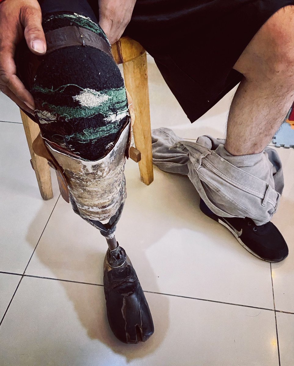 cktbng's tweet photo. Hari ini ketemu sama seseorang yg daya juangnya luar biasa. Diamputasi dan gabisa beli kaki palsubuat beraktifitas, akhirnya bikin kaki palsu sendiri nonton tutorial di youtube. Bikin dari knalpot motor, ngelas besi untuk tiangnya &amp; untuk kakinya pake cetakan kayu untuk sepatu. https://t.co/W4YvPqKEAQ