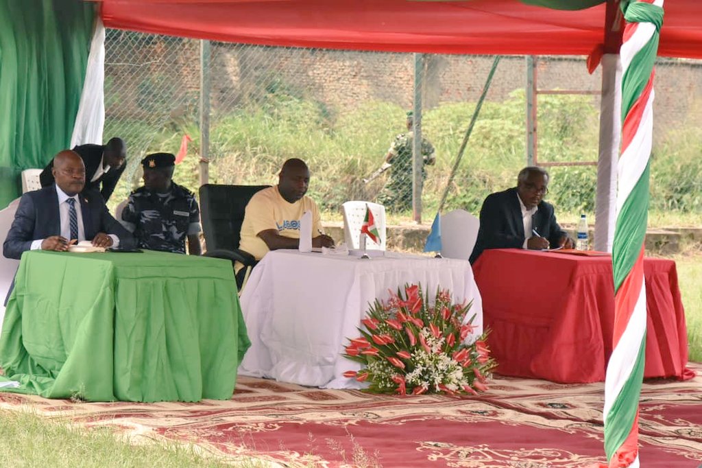 RTNBurundi's tweet photo. Au cours des échanges avec le Chef de l'Etat au Centre Jeunes Kamenge, les jeunes qui ont réussi dans leur entrepreneuriat parlent de leurs expériences. https://t.co/pKYQ4RU3mp