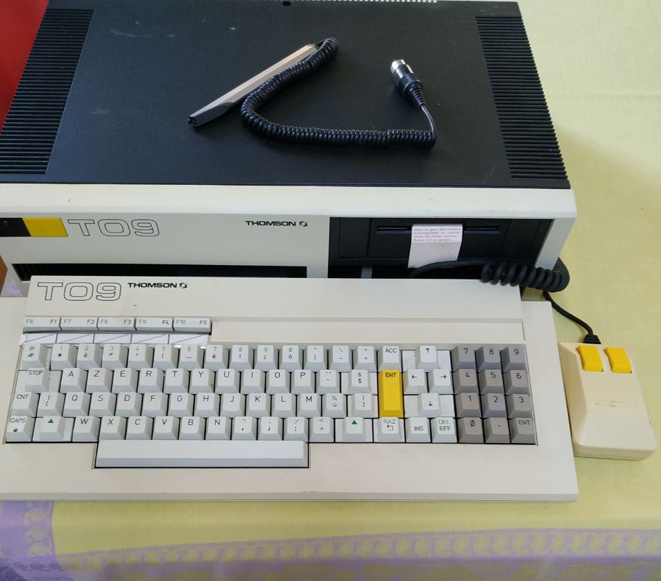 AtaxyaNetwork's tweet photo. Ah oui sinon, je vous ai pas montré les dernières trouvailles de mon papa ❤️
Fun fact, le TO7 était une des premières machines qu’on a trouvé dans un vide grenier avec mes parents 😁 https://t.co/VQ8bW4SsDd