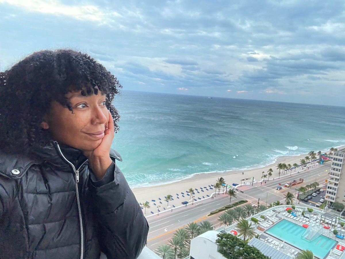 KarenShevaEva's tweet photo. Reason to smile, DAY 29!😌 It took me three years to get back here and see my family. Looking forward to the next two days.❤️ #mynewyearsresolution #findareasontosmile #familytime #beachbum #happy2022 #newyearsresolution #happynewday @itsahappynewday https://t.co/gjGnU9wIra