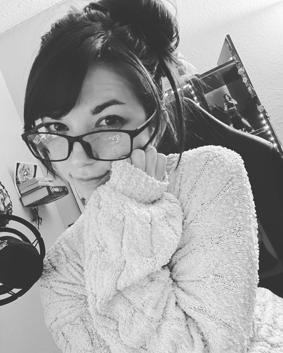 SeeCatBeCat's tweet photo. “I wonder if you look both ways
When you cross my mind” 🎶🎧
🤍🖤
#nightowl #workworkworkworkwork #comfy #cozy #sweaterweather #blackandwhitephotography #teamnosleep #seecatplay #twitchstreamer https://t.co/PisptCWroF