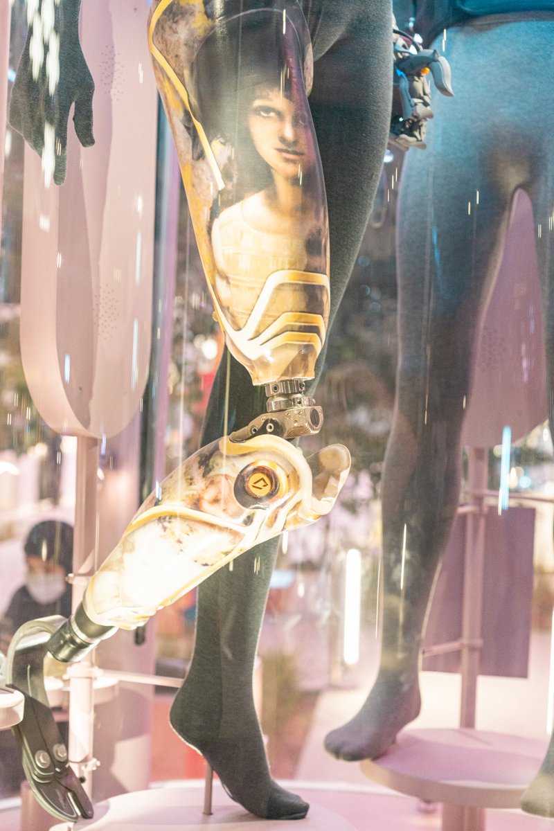 franceexpo2025's tweet photo. 🦿Découvrez la capsule Bioman qui met en lumière des prothèses artistiques et personnalisées réalisées dans un composite textile intégrant des fibres de basalte et une résine biosourcée !

📍 Esplanade du Pavillon France, exposition de @lille3000 

#FranceDubai2020 #Expo2020 https://t.co/ynIxAFVfSg